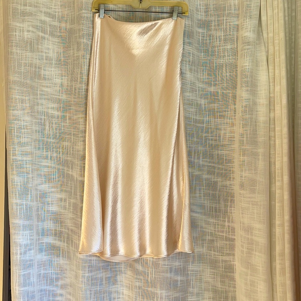 Banana Republic blush silver satin skirts use 6. Perfect condition
